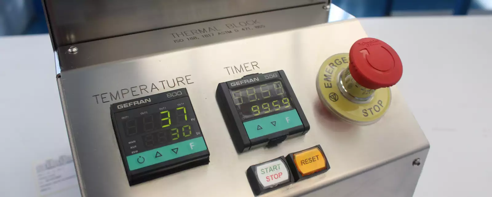 block oven for aging: block-oven-for-aging: detail of the instrument control panel with temperature controller, timer, and control buttons.