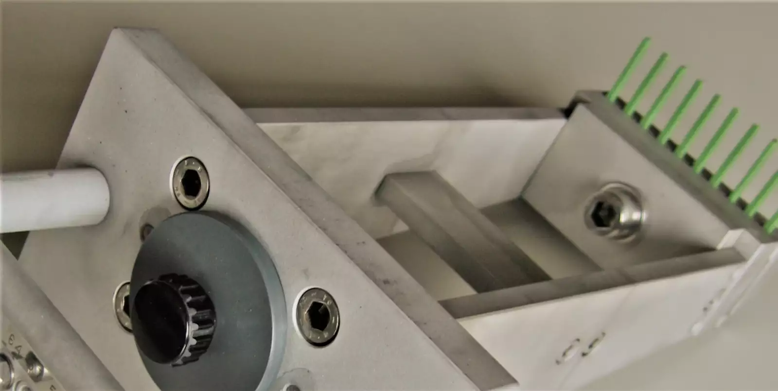 tr and brittleness tester: 低温チェック：脆性ポイントテスト用サンプルホルダーの詳細。