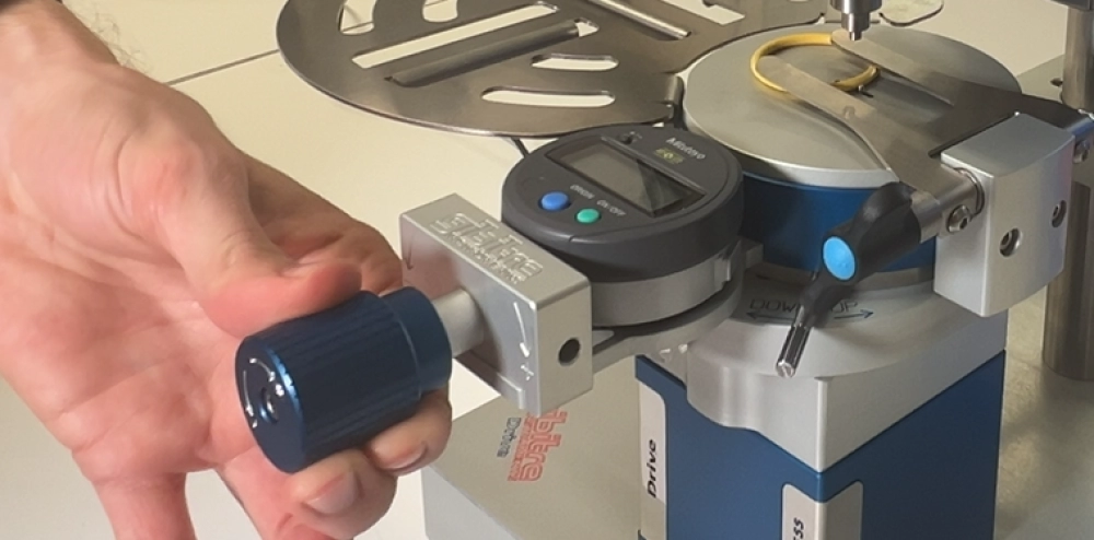 hardness testers automatic: 自動硬度計 Automatic-Hardness-Check モデル Drive。本器に適用可能なOリング用センタリング装置。Oリングのコードに固定を適合させるため、内蔵マイクロメーターによるセンタリング装置の調整の詳細。