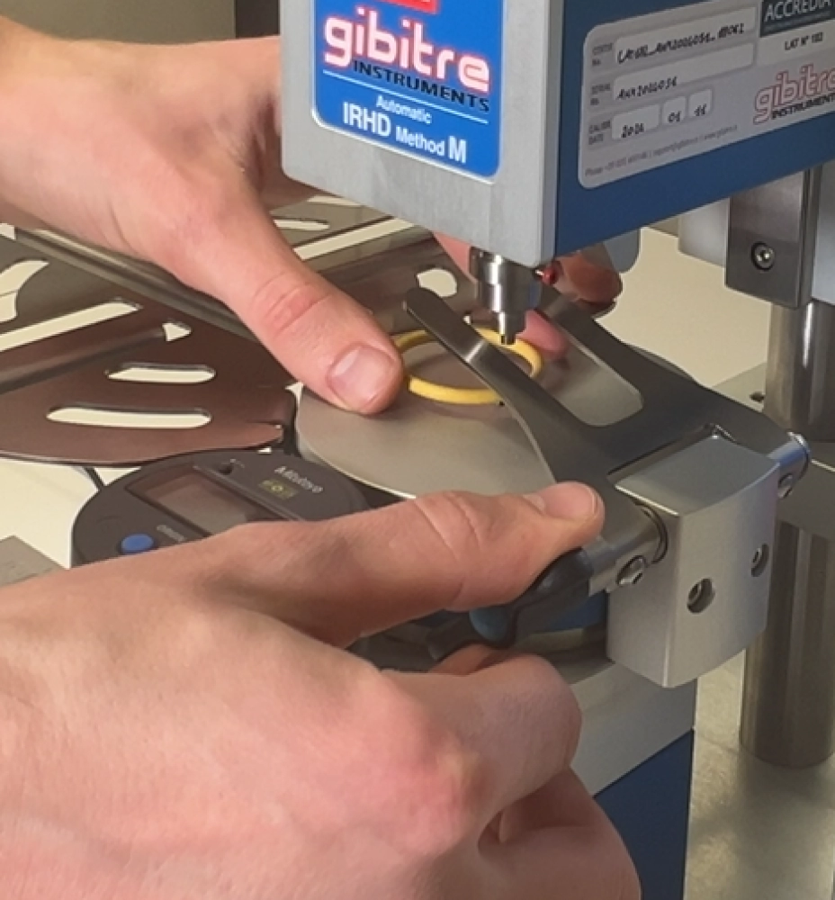 hardness testers automatic: 自動硬度チェックドライブMicro-irhd 自動硬度チェックドライブ：Oリングのセンタリング。Oリングの位置決め例