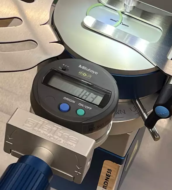 hardness testers automatic: 自動硬度チェックドライブマイクロirhd自動硬度チェックドライブ：Oリング用センタリングダイヤル。Oリングコード調整用ダイヤルゲージの詳細。