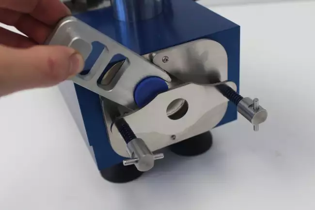 rebound tester: リバウンドチェック：試験片を試験位置に挿入するためのサポート。