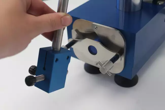 rebound tester: リバウンドチェック：バットとラックのディテール。