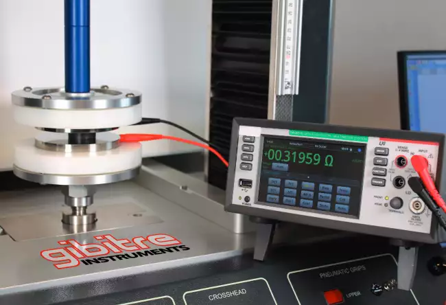 : Tensor-Checkダイナモメーター：比抵抗測定用のマルチメーターを備えた機器構成。