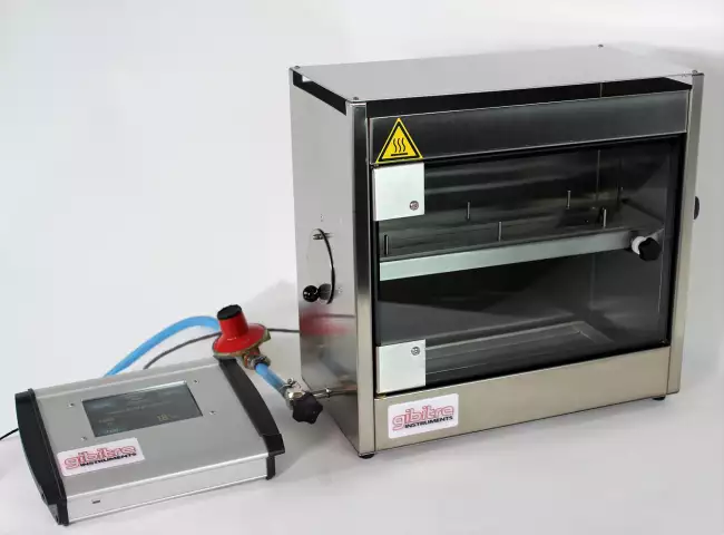 : 自動車規格用難燃性試験装置。