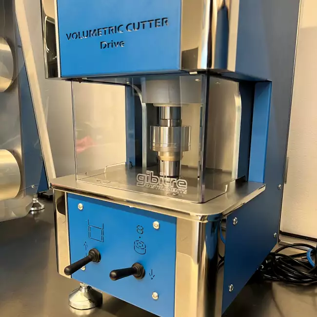 volumetric cutter rheometer: 容積式ダイカッター駆動部：レオメトロMD用容積式ダイカッターの作業エリアの詳細。