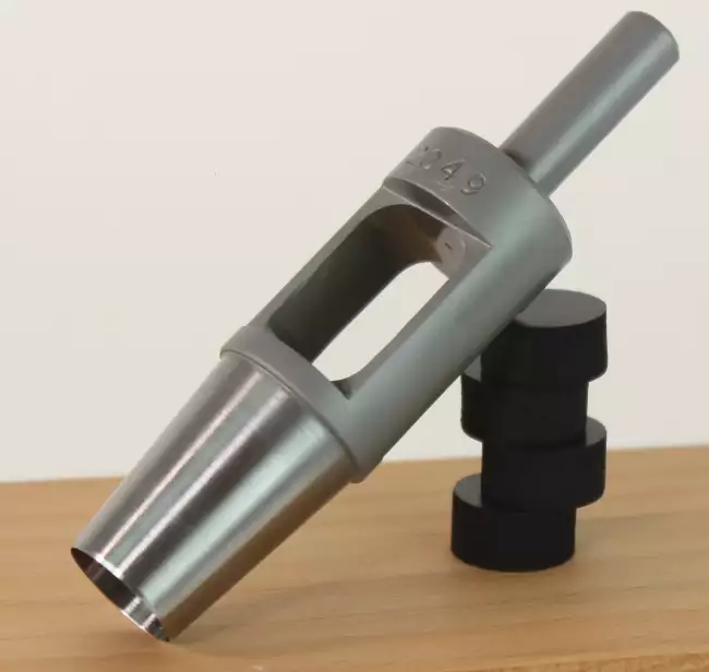 abrasion tester: 磨耗検査：試験片を規格に適合させるための回転ダイス。