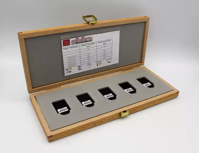 : マイクロIRHDまたはマイクロショア硬度試験用ゴム試験片セット。保護ケースと試験片の画像。