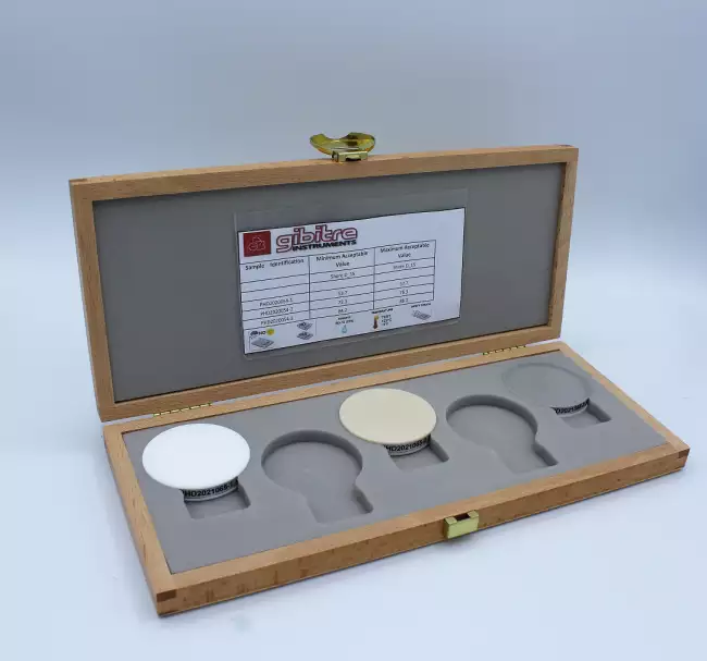 Vedi anche: Set of plastic test specimens for Shore D hardness testing. Image of the protective box and test specimens.