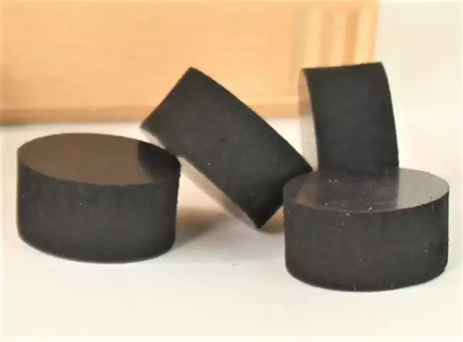 abrasion tester: 磨耗チェック：研磨紙の磨耗レベルをチェックするための認定試験片の画像。