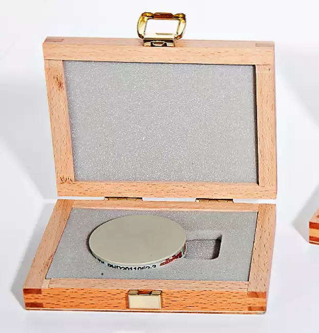 samples shore d: Zertifizierte Proben für die regelmäßige Überprüfung von Shore-D-Härteprüfern. Dose mit einer einzelnen Probe.