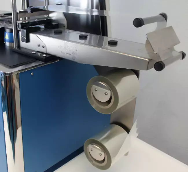 rheometer md drive: 自動ローダー付きMDレオメーター。試料とフィルムロール支持面の詳細。