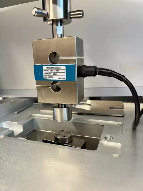 tensor tester: 機器校正サービス。Tensor Checkダイナモメータにロードセルを取り付けるシステムの詳細。