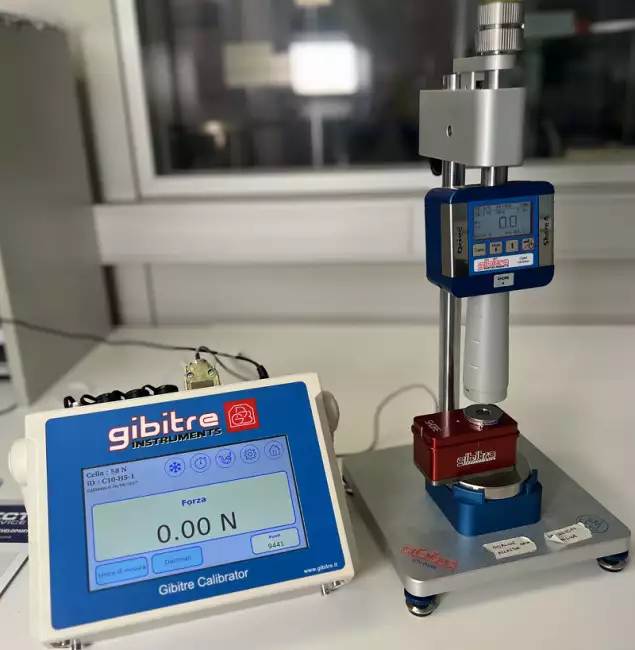 iso 17025 calibrations: Gibitre calibration service. Calibration of a Shore hardness tester. Load cell with digital display for force verification.
